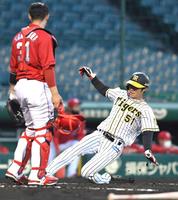 　２回、糸原の適時打で本塁へ生還する中野