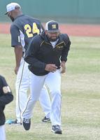 　試合前、ロハス（２４）らと共に調整するアルカンタラ（撮影・高部洋祐）