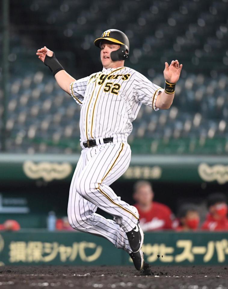 　５回、梅野の適時打で本塁へ生還するサンズ