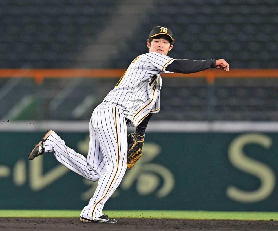 　４回、西川のゴロを回り込んで処理し、一塁へ送球してアウトにする中野