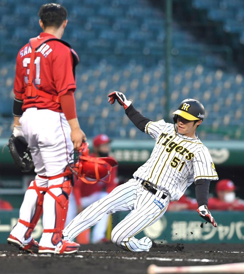 　２回、糸原の適時打で本塁へ生還する中野