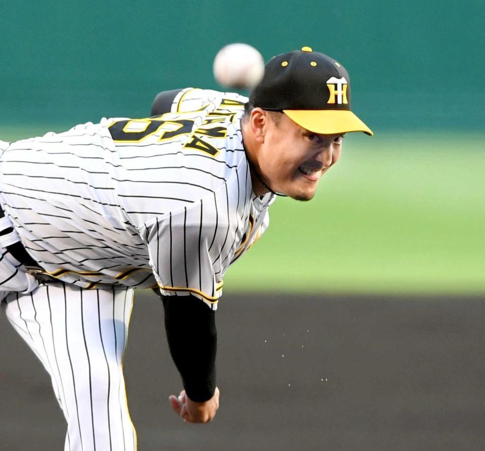 　先発し力投する秋山