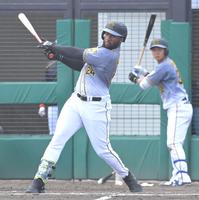 　８回、左前打を放つロハス