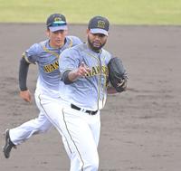 　５回を投げ終え、女房役の片山を指さしながらベンチに戻るアルカンタラ（手前）