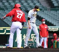 　５回、クロンの適時打で会沢（左）の生還を許したガンケル（撮影・北村雅宏）