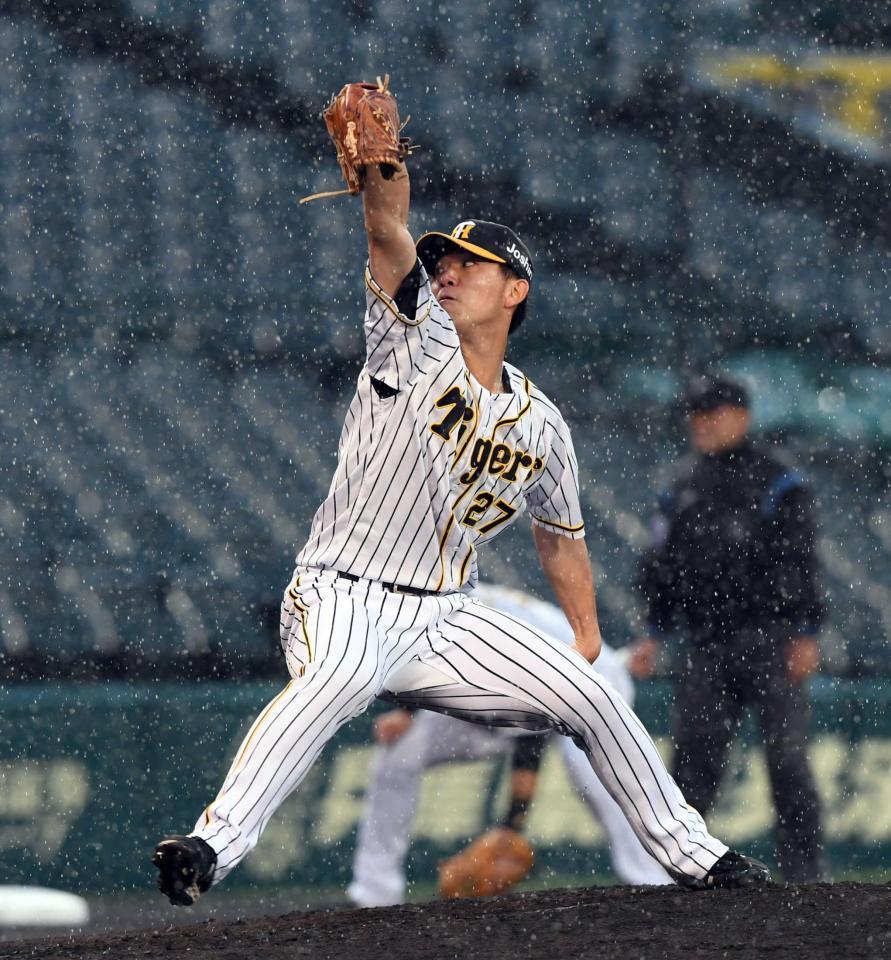 　雨の中、力投する伊藤将