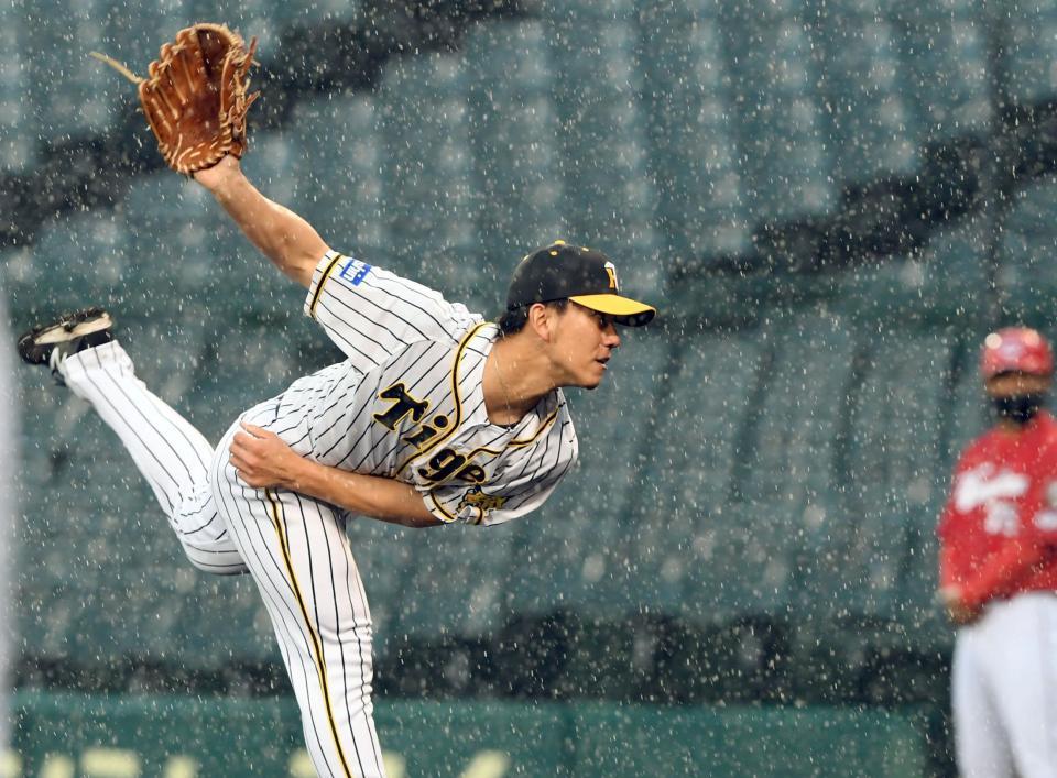 　３回、激しい雨が降る中、力投する伊藤将