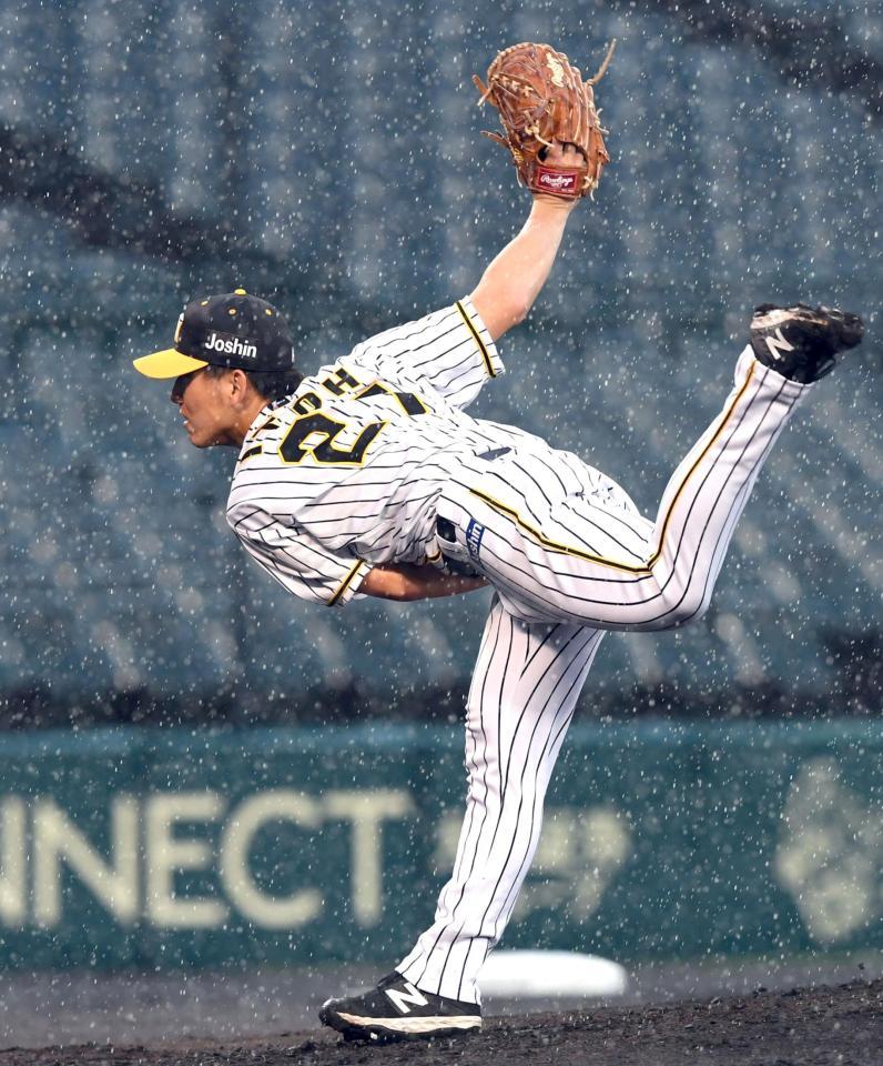 　雨の中、力投する伊藤将