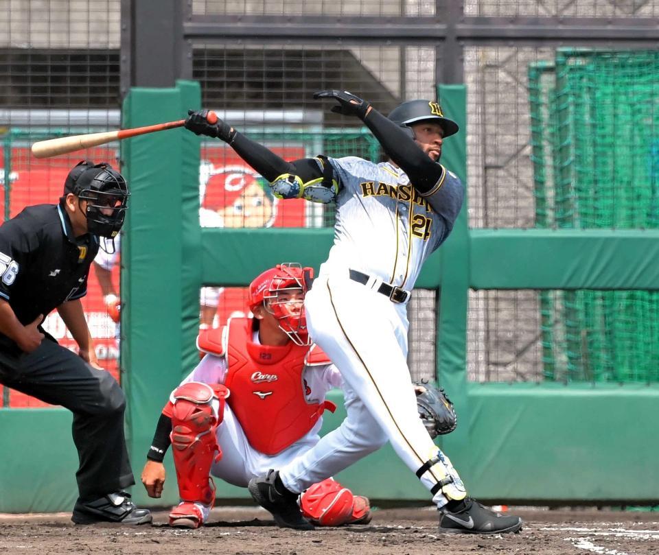 　３回、中越えに２ランを放つロハス