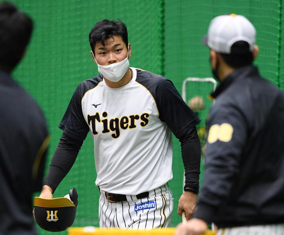 　矢野監督（手前）にあいさつする佐藤輝（撮影・田中太一）