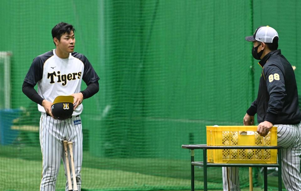 　矢野監督（右）と話をする佐藤輝（撮影・田中太一）