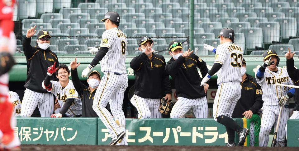 　５回、満弾を放った佐藤輝を迎える大山（左）ら阪神ナイン（撮影・田中太一）