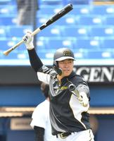 目指すは二刀流？バットを２本持ち、打撃フォームを確認する佐藤輝（撮影・西岡正）