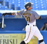 ３回、中前に先制打を放つマルテ（撮影・西岡正）