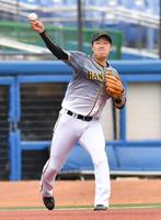 　２回、オスナのゴロを一塁へ悪送球する大山（撮影・西岡正）