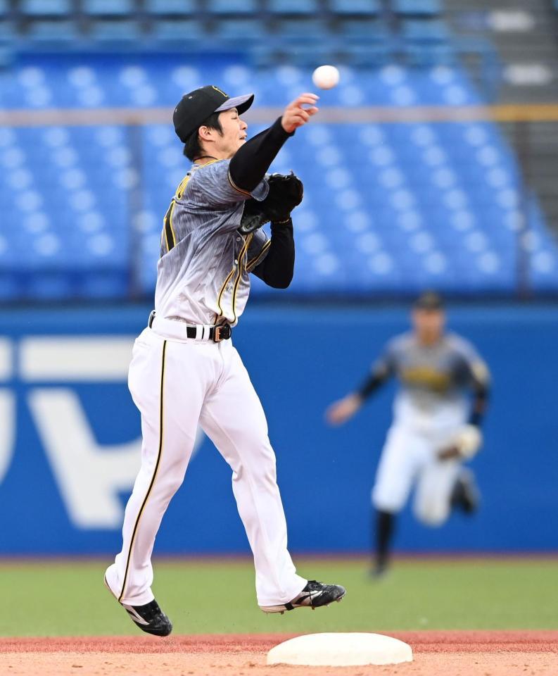 　８回、青木の打球をさばき、一塁へ送球する中野（撮影・飯室逸平）
