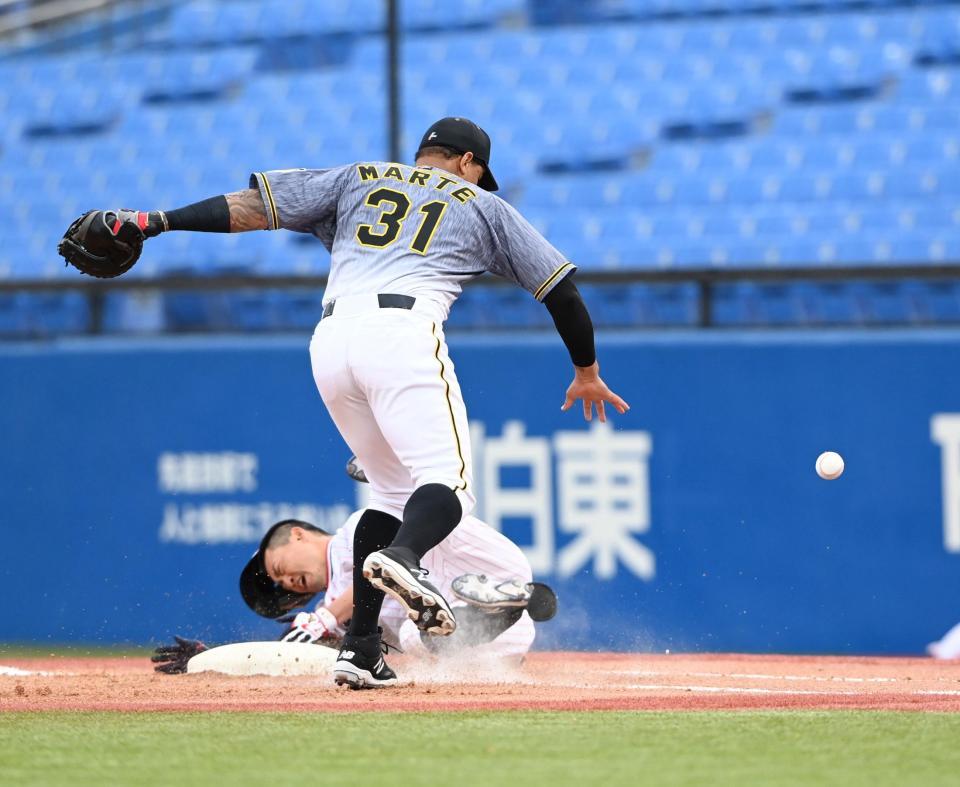 　８回、マルテが捕球できず同点内野安打となる（撮影・飯室逸平）