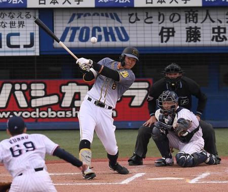 　７回、中前打を放つ佐藤輝