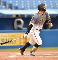 　７回、中前打を放つ佐藤輝