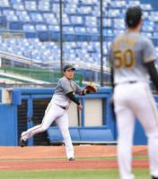 　２回、オスナのゴロを一塁へ悪送球する大山