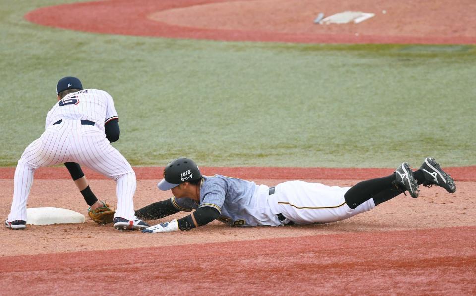 　７回、代打・糸井の時、けん制死する二走・佐藤輝