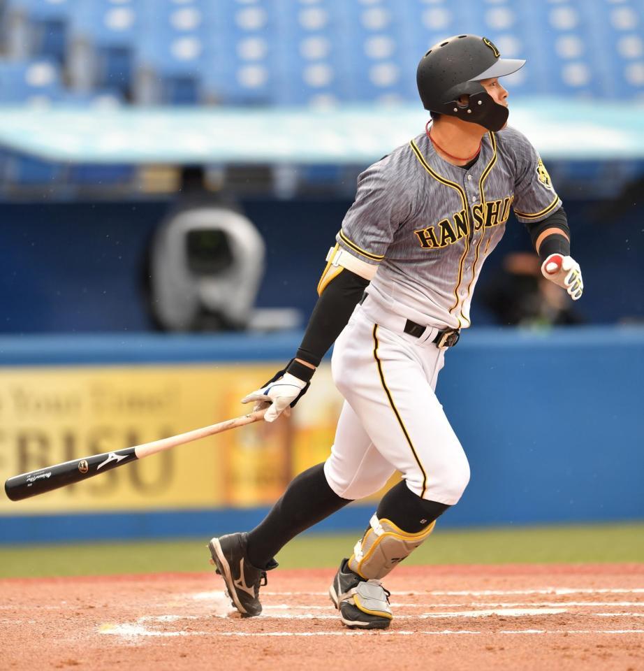 　７回、中前打を放つ佐藤輝