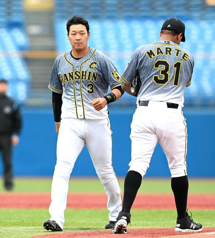 　３回、二飛に倒れベンチへ戻る大山