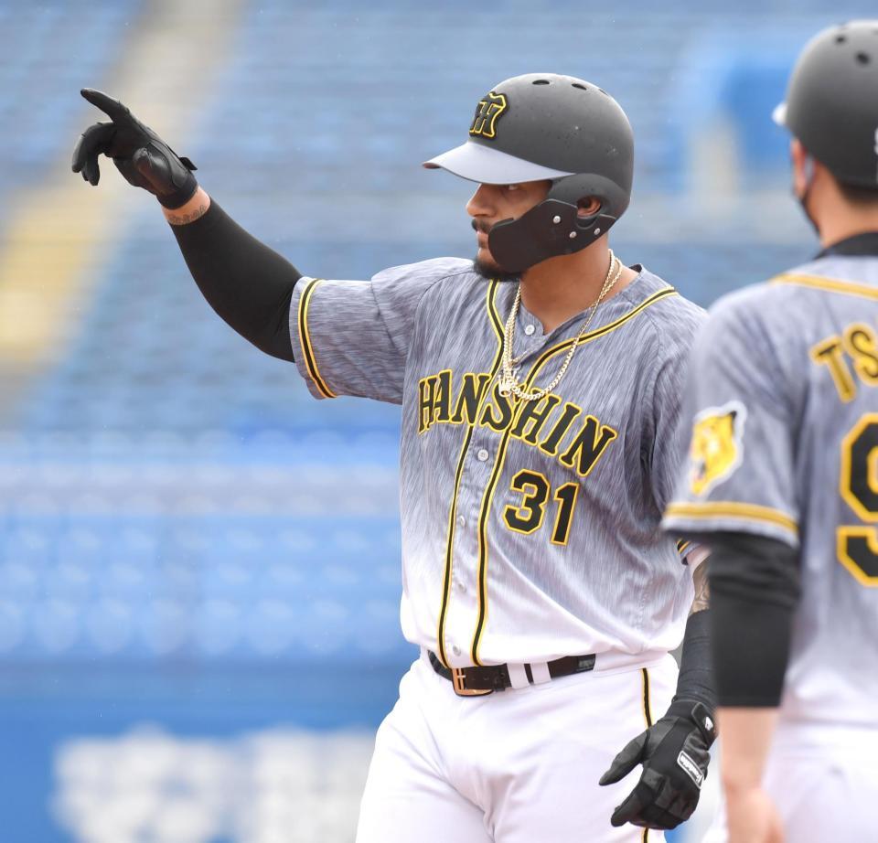 　３回、先制打を放ち、ベンチへ向かって指をさすマルテ