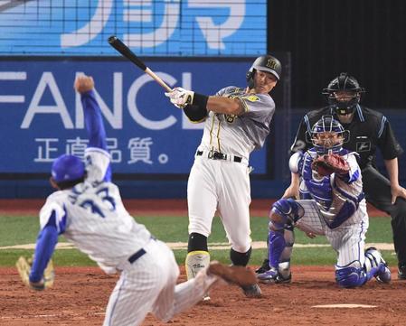 ４回阪神無死、右越えソロを放つ阪神・佐藤輝明（撮影・金田祐二）