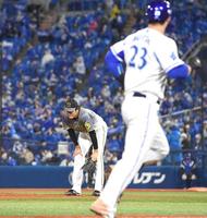 ７回、オースティン（手前）に勝ち越しソロを浴び、うなだれる小林（撮影・飯室逸平）