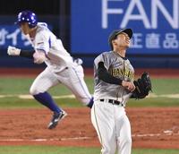 ７回、ＤｅＮＡ・桑原に適時打を浴び悔しがる阪神・小野＝横浜（撮影・金田祐二）