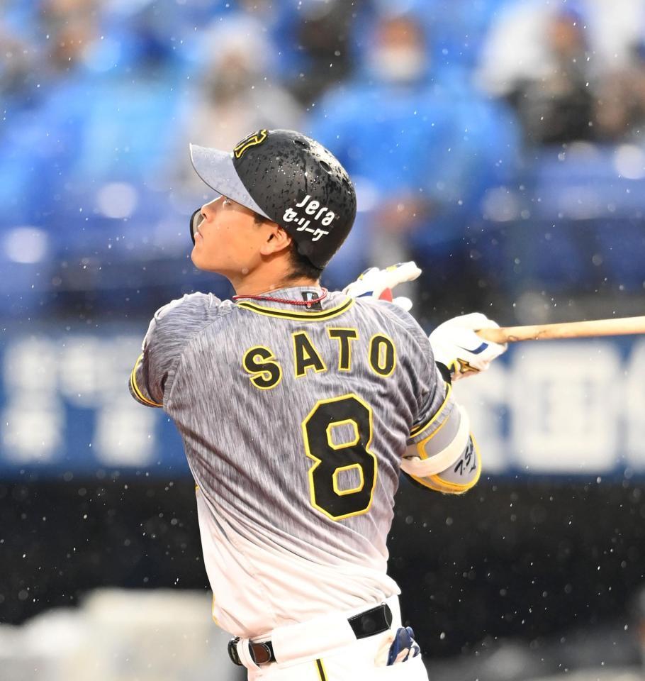 １回、凡退する阪神・佐藤輝＝横浜（撮影・飯室逸平）