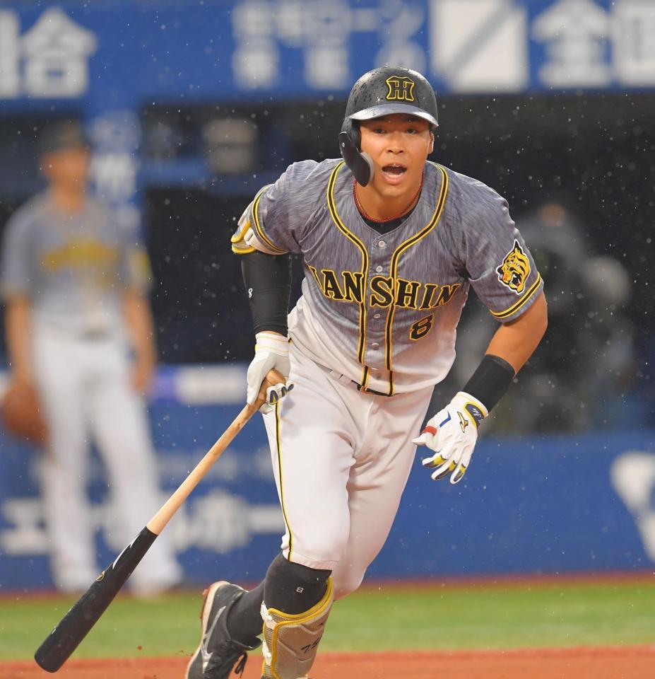 １回、中飛に倒れた阪神・佐藤輝＝横浜スタジアム（撮影・高石航平）