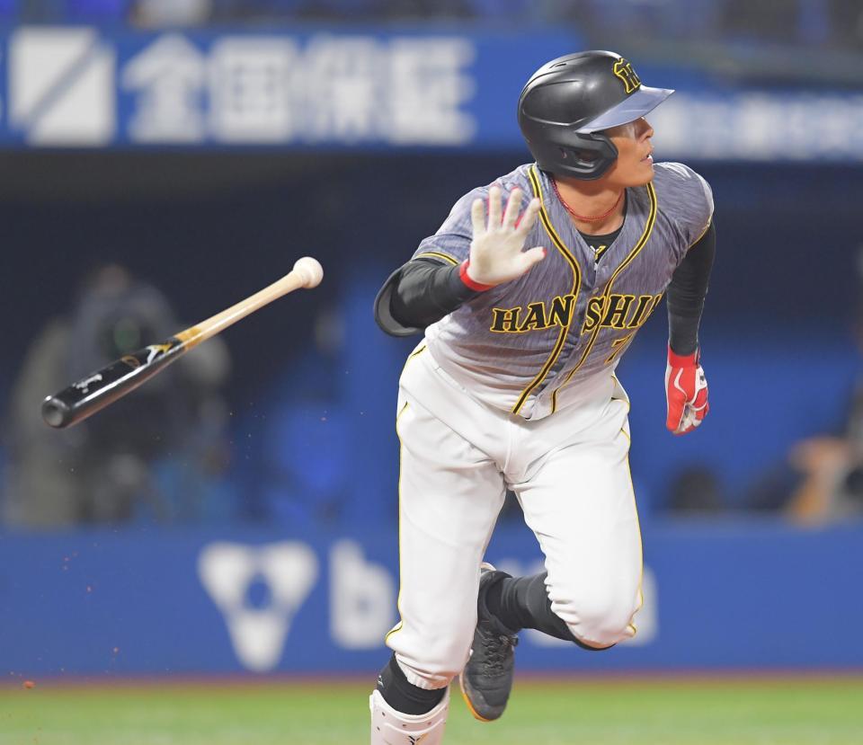 ６回、ソロを放つ阪神・糸井＝横浜スタジアム（撮影・高石航平）
