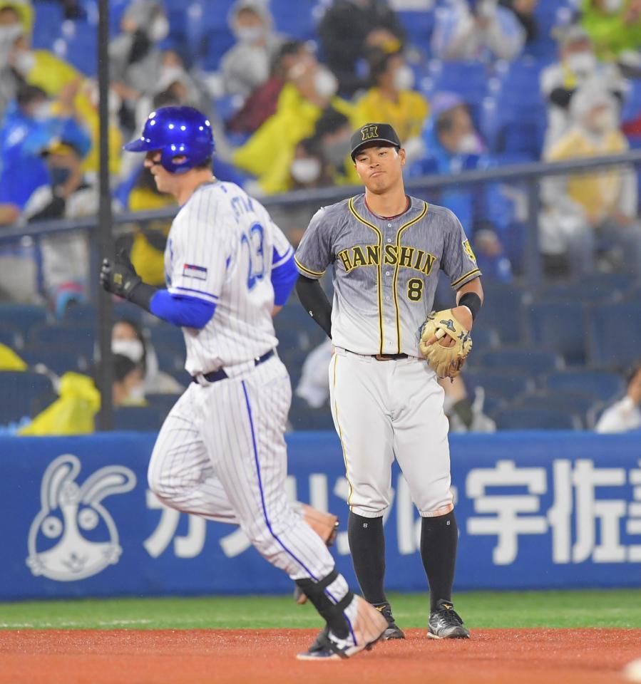 ７回ＤｅＮＡ無死、勝ち越しソロを放ったＤｅＮＡ　タイラー・オースティン（左）を複雑な表情で見送る阪神・佐藤輝明＝横浜スタジアム（撮影・高石航平）