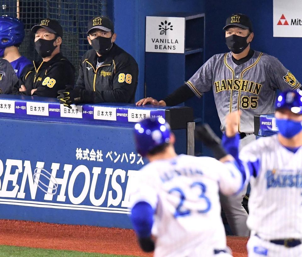 ７回、オースティン（２３）の勝ち越しソロにがっくりの矢野監督（左から２人目）＝撮影・金田祐二