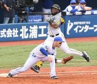 　２回、二ゴロ併殺打に倒れるロハス（撮影・金田祐二）