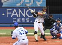 　４回、中前に先制適時打を放つ佐藤輝（撮影・金田祐二）