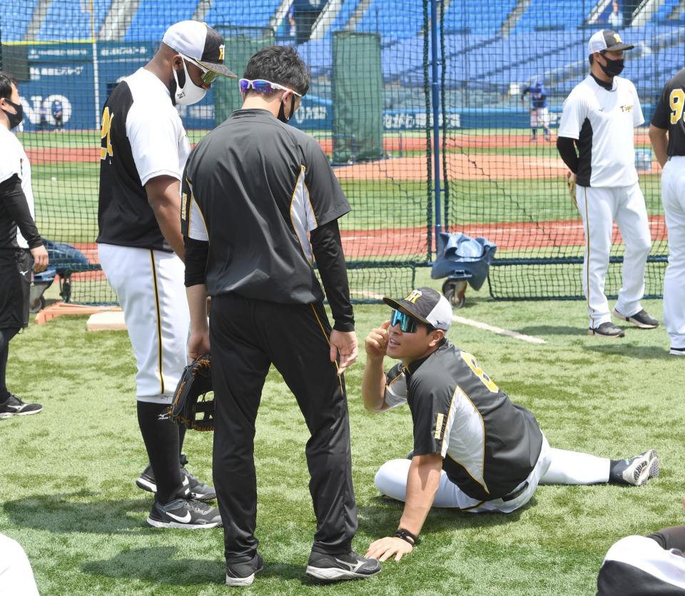 　１軍に合流したロハス（左）と話す佐藤輝（撮影・飯室逸平）