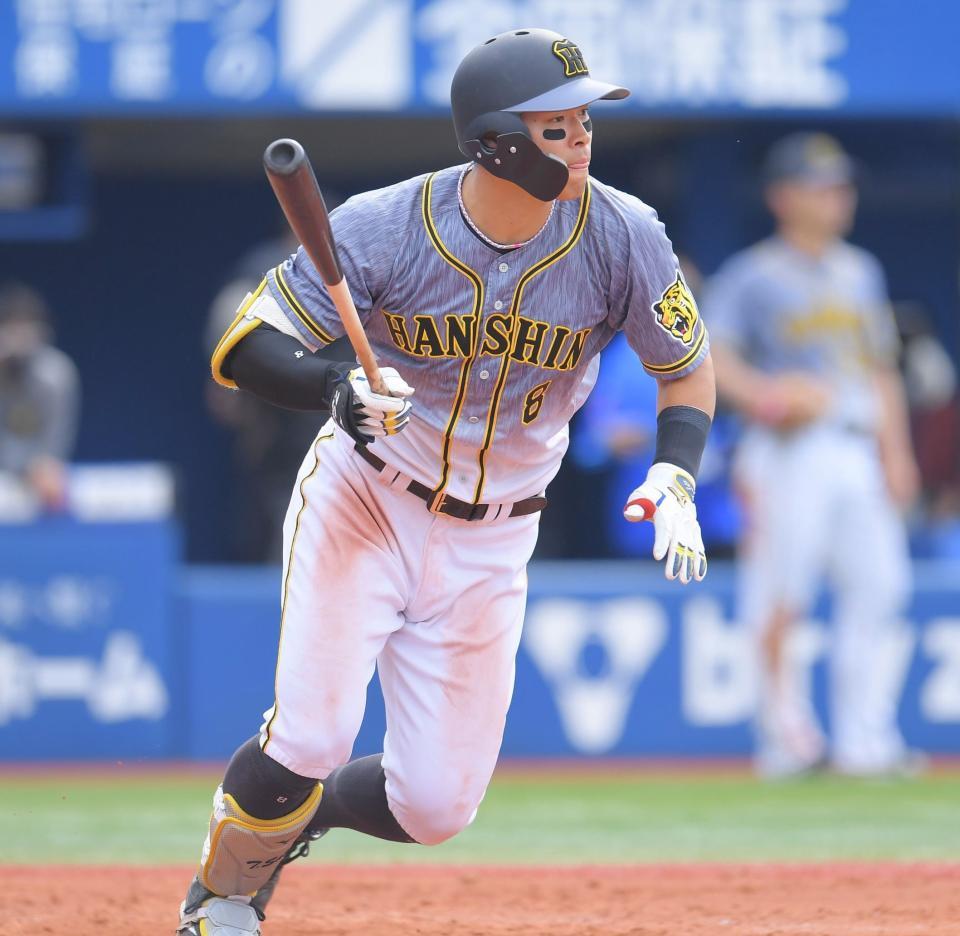 　５回、２打席連続の適時打を放つ佐藤輝（撮影・高石航平）