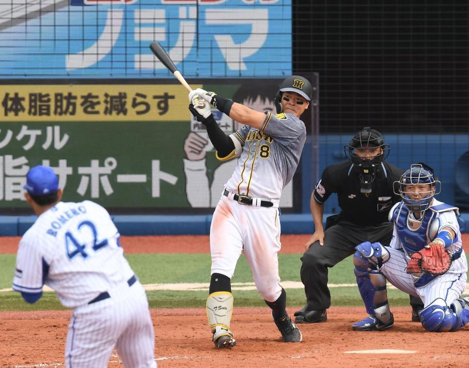 　５回、右前適時打を放つ佐藤輝（撮影・金田祐二）