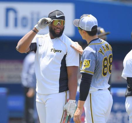 談笑する阪神　メル・ロハス・ジュニア（左）と阪神・矢野燿大監督＝横浜スタジアム（撮影・高石航平）