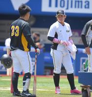 母の日にちなんでピンク色の用具を多く身につける阪神・梅野隆太郎（右）＝横浜スタジアム（撮影・高石航平）