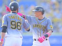 　７回、安打を放ちベンチにポーズする糸井（撮影・高石航平）