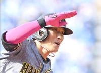 　５回、勝ち越し２号２ランを放ち、敬礼しながらダイヤモンドを回る糸井（撮影・飯室逸平）