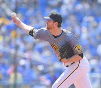 力投する阪神　ジョー・ガンケル＝横浜スタジアム（撮影・高石航平）