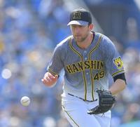 １回ＤｅＮＡ２死、ＤｅＮＡ・佐野恵太の投ゴロを処理する阪神　ジョー・ガンケル＝横浜スタジアム（撮影・高石航平）