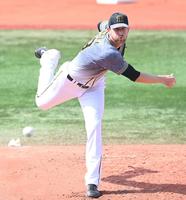力投する阪神先発の阪神・ジョー　ガンケル＝横浜（撮影・飯室逸平）