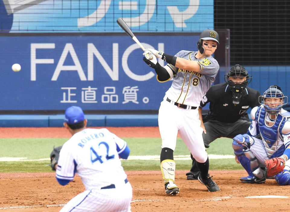　４回、シフトもなんの！中前に先制適時打を放つ佐藤輝（撮影・金田祐二）