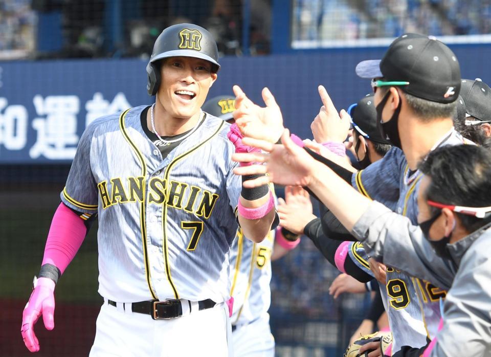 　５回、勝ち越しの２号２ランを放ち、笑顔でナインとタッチを交わす糸井（撮影・飯室逸平）